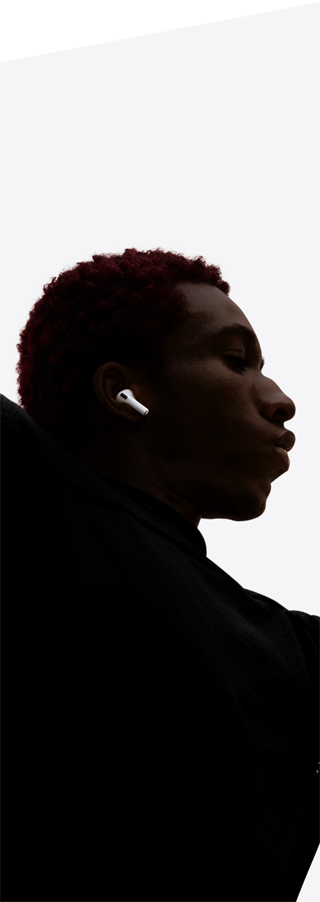 AirPods Pro 3 insérés dans l’oreille d’une personne qui danse