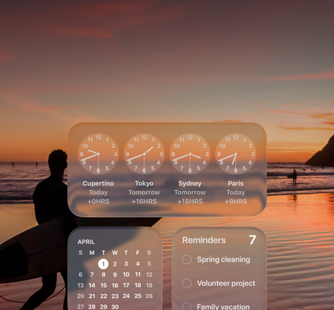 Écran macOS Tahoe affichant les widgets Horloge, Calendrier, Rappels et Météo en Liquid Glass avec en arrière-plan un surfeur marchant sur la plage au coucher du soleil