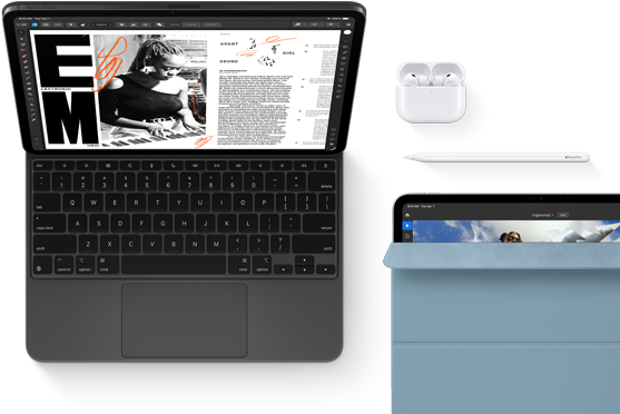 iPad Pro fixé au Magic Keyboard, face avant, noir sidéral, angles arrondis, cadre noir de l’écran, ouvert, écran affichant une app de modification d’articles avec du texte et la photo d’une femme en train de jouer de la musique, AirPods 4 dans leur boîtier ouvert, Smart Folio bleu sur iPad Pro avec Apple Pencil Pro posé sur l’appareil, couverture légèrement ouverte laissant apparaître l’écran