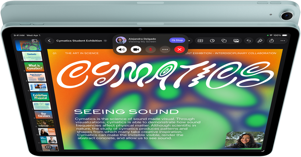 iPad Air, coloris bleu, face avant, écran affichant un appel vidéo FaceTime avec la fonctionnalité de partage d’écran en cours d’utilisation pour afficher l’app Keynote, face arrière, caméra arrière grand-angle 12 MP, bouton d’augmentation du volume, bouton de réduction du volume