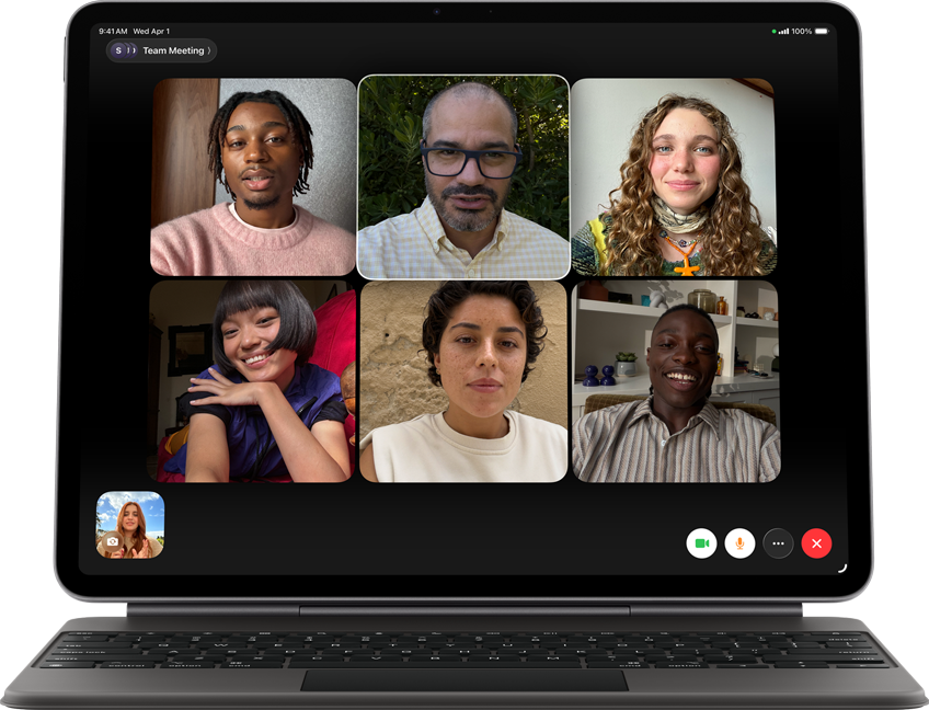 iPad Air fixé à un Magic Keyboard, coloris noir, écran affichant un appel FaceTime en groupe